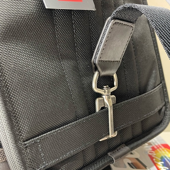 (new+tag) Tumi Higgins men’s sling pack black - Picture 13 of 15